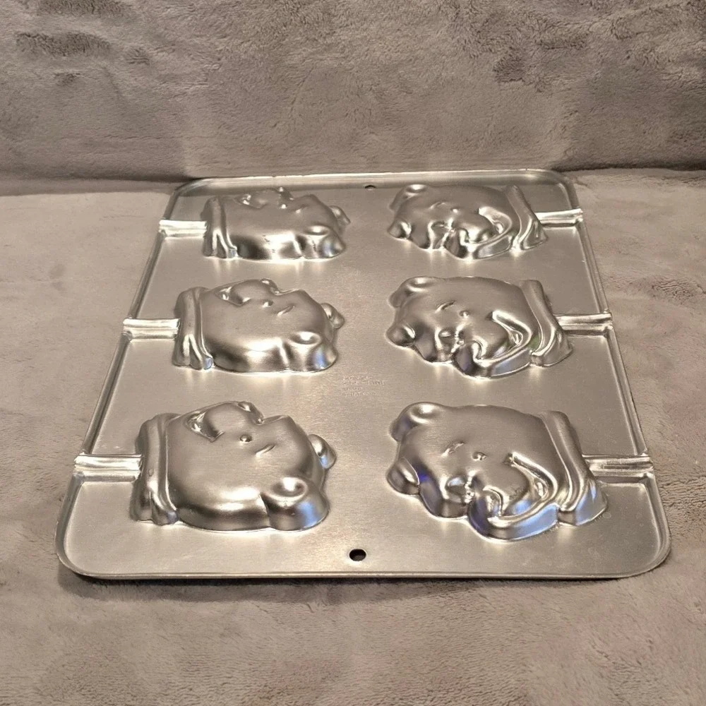Wilton Disney Winnie the Pooh 6 Cavity Aluminum Cake Pan Cookie Mold 2105-8108